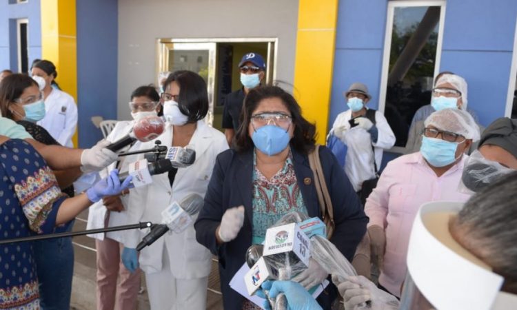 Enfermeras emplazan a ministro de salud pública por falta de equipo de protección