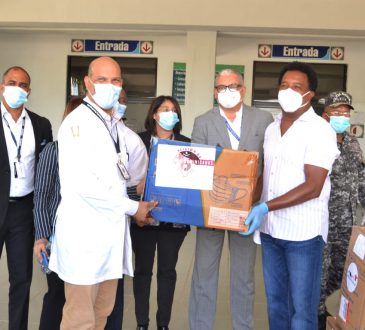 Ex lanzador dominicano Pedro Martinez, entrega insumos medicos a nombre de la Coalicion de Peloteros dominicanos activos y retirado al director hospital Vinicio Calventi