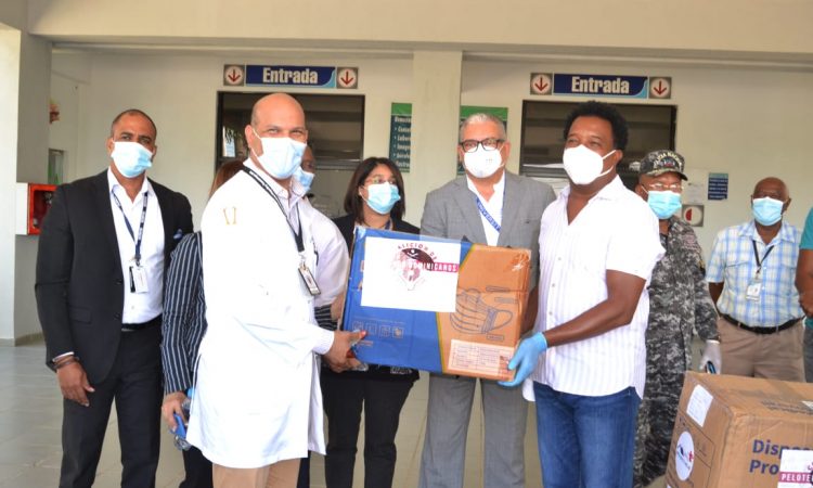 Ex lanzador dominicano Pedro Martinez, entrega insumos medicos a nombre de la Coalicion de Peloteros dominicanos activos y retirado al director hospital Vinicio Calventi