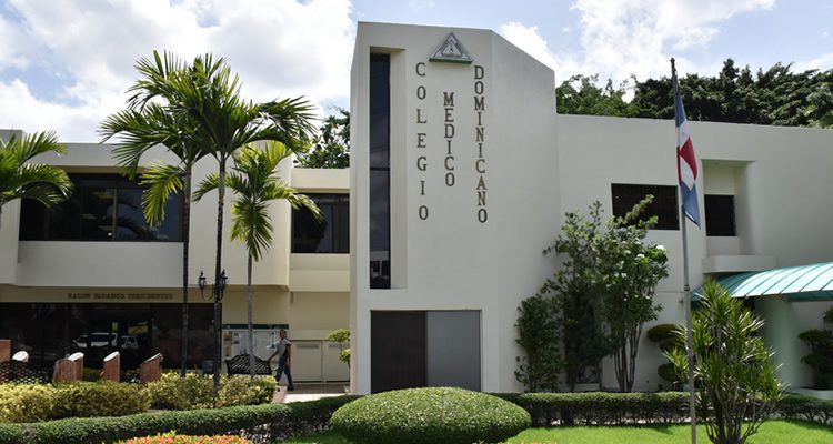El Colegio Médico y el personal médico del Hospital Dr. Luis E. Aybar, denuncian que las autoridades gubernamentales se oponen al regreso del personal médico con sus respetivos puestos a dicho centro de salud.