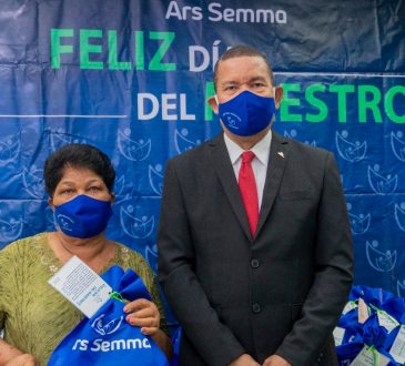 ARS Semma obsequió kits a maestros en su día