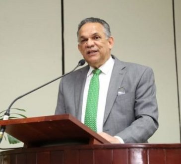 Ministro de Administración Pública entregó propuesta de Ley de Carrera Sanitaria Especial para contribuir con la estabilidad laboral