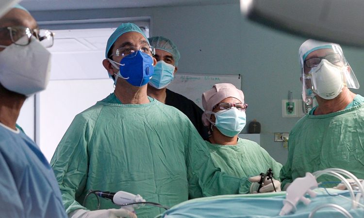 Se realizó Nefrectomía Radical vía laparoscopia por cáncer de riñón con tecnología protectora por Covid-19 en Santo Domingo
