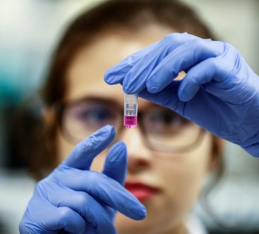 Johnson&Johnson probará fase 3 de su vacuna contra Covid-19 en septiembre para comercializarla a inicios de 2021