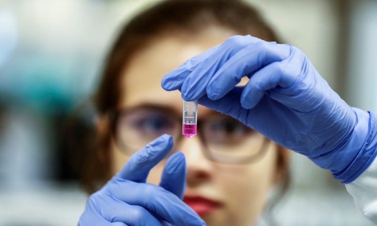 Johnson&Johnson probará fase 3 de su vacuna contra Covid-19 en septiembre para comercializarla a inicios de 2021
