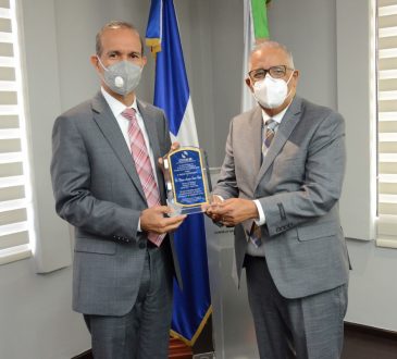 Winston Santos recibió reconocimiento de parte del CNSS por su eficiente trabajo