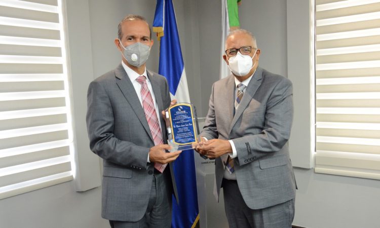 Winston Santos recibió reconocimiento de parte del CNSS por su eficiente trabajo