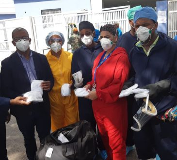 La Coalición para el Diálogo Interreligioso inició donación de mascarillas traídas de USA en el Hospital Moscoso Puello