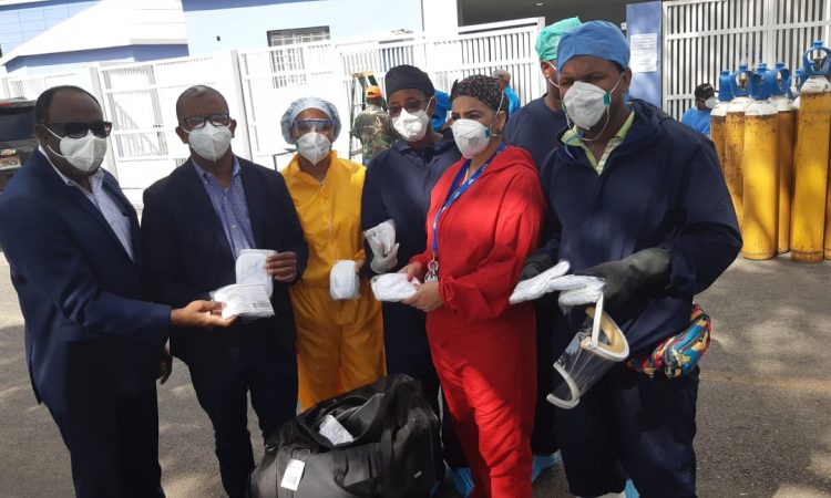 La Coalición para el Diálogo Interreligioso inició donación de mascarillas traídas de USA en el Hospital Moscoso Puello