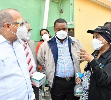 Plutarco Arias entregó equipo de protección contra Covid-19 a comunidad vulnerable que fue afectada por la tormenta Laura
