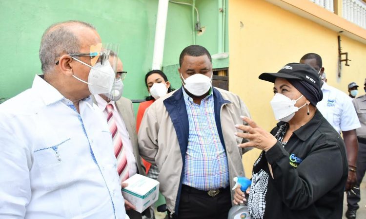 Plutarco Arias entregó equipo de protección contra Covid-19 a comunidad vulnerable que fue afectada por la tormenta Laura