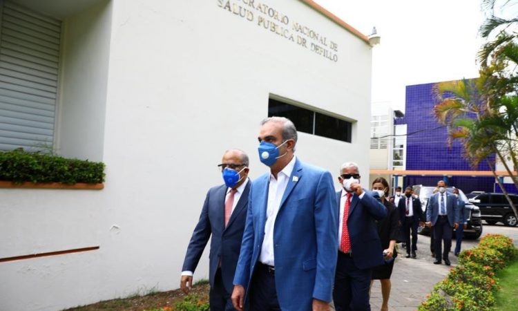 Plutarco Arias y Luis Abinader supervisaron el Laboratorio Nacional Dr. Defilló donde garantizaron mejorar sus servicios