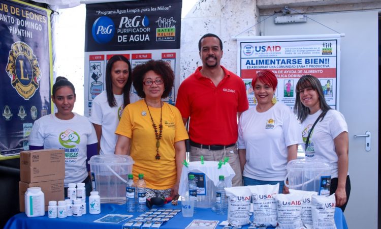 ONG Norteamericana, embajada de Canadá en República Dominicana y empresa Gildan apoya a familias vulnerables con microcréditos y talleres