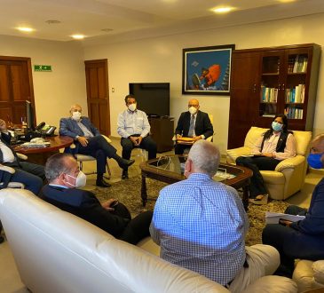 Ministro de salud y ejecutivos de la ARAPF establecieron medidas para garantizar acceso a productos farmacéuticos seguros