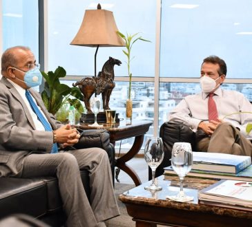 Ministro de salud se comprometió a reducir muertes por consumo de productos adulterados