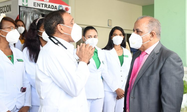 Clínica Cruz Jiminián aplicará 500 pruebas PCR en los próximos días, ministro de salud aplaude su gestión Clínica Cruz Jiminián aplicará 500 pruebas PCR en los próximos días, ministro de salud aplaude su gestión