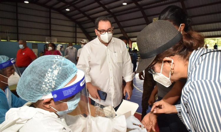 Director del SNS encabeza operativo de pruebas rápidas y PCR en Bahoruco Director del SNS encabeza operativo de pruebas rápidas y PCR en Bahoruco