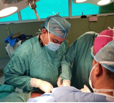 Director hospital Ney Arias Lora realiza junto a varios especialistas diversos procedimientos quirúrgicos