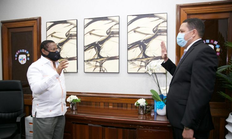 Edisson Féliz designó nuevos directores para los hospitales de Engombe y Las Caobas Edisson Féliz designó nuevos directores para los hospitales de Engombe y Las Caobas