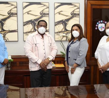 Director SRSM juramenta subdirectora Hospital Robert Read Cabral