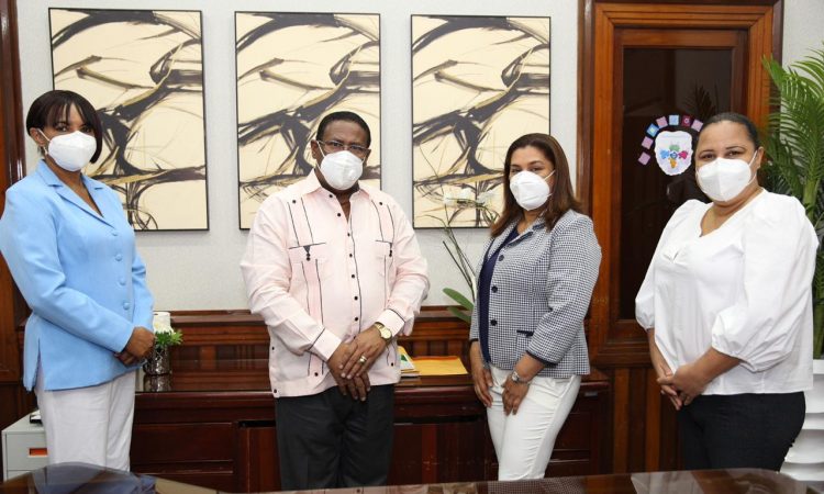 Director SRSM juramenta subdirectora Hospital Robert Read Cabral