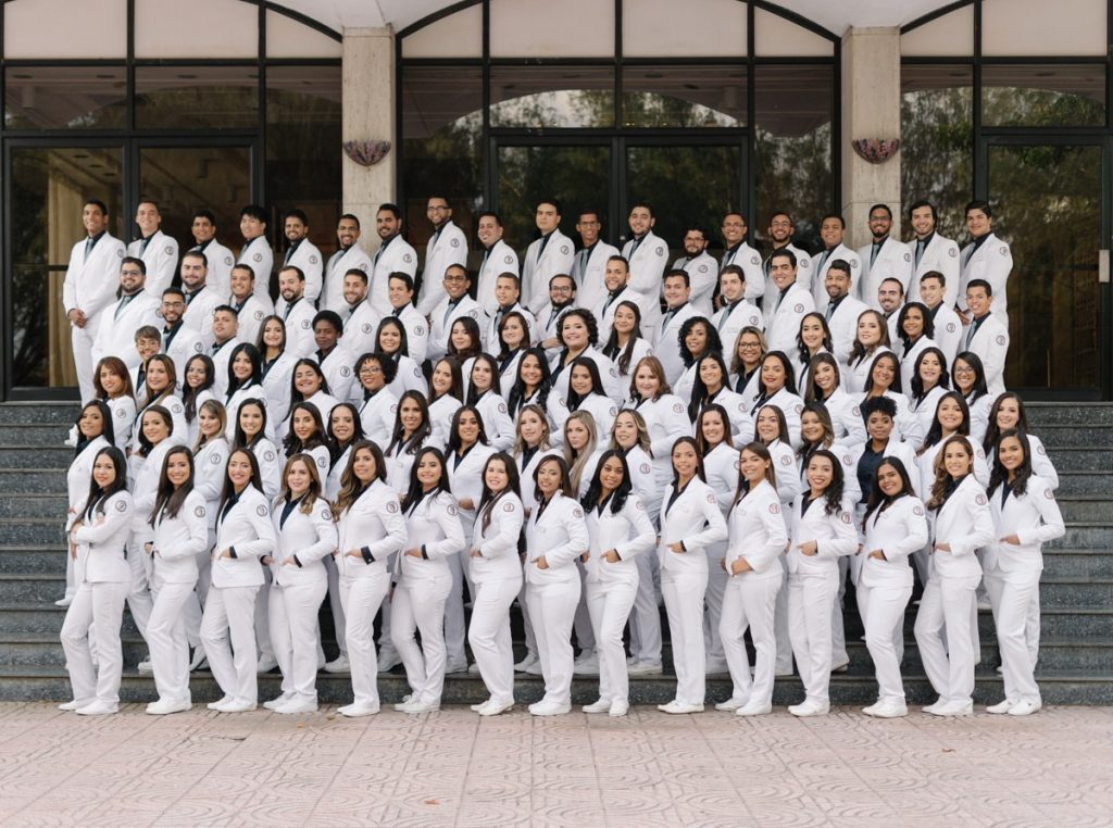 Estudiantes de medicina solicitan a la PUCMM entregar acreditaciones tras un mes de espera Estudiantes de medicina solicitan a la PUCMM entregar acreditaciones tras un mes de espera
