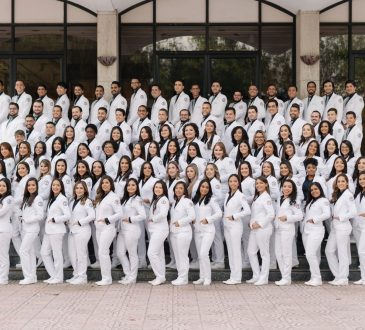 Estudiantes de medicina solicitan a la PUCMM entregar acreditaciones tras un mes de espera