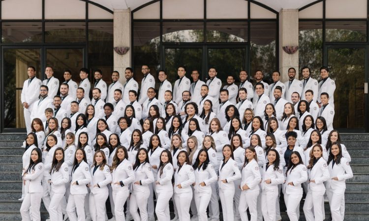 Estudiantes de medicina solicitan a la PUCMM entregar acreditaciones tras un mes de espera