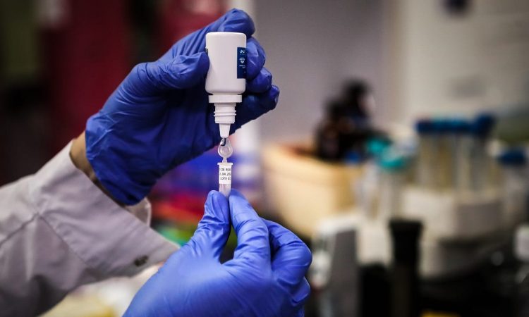 FDA agiliza revisión de vacunas y fármacos contra la variante ómicron
