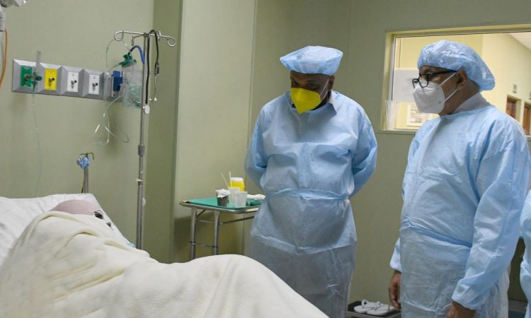 Arias visitó a joven víctima de quemaduras por “Ácido del diablo” y garantizó su total apoyo Arias visitó a joven víctima de quemaduras por “Ácido del diablo” y garantizó su total apoyo