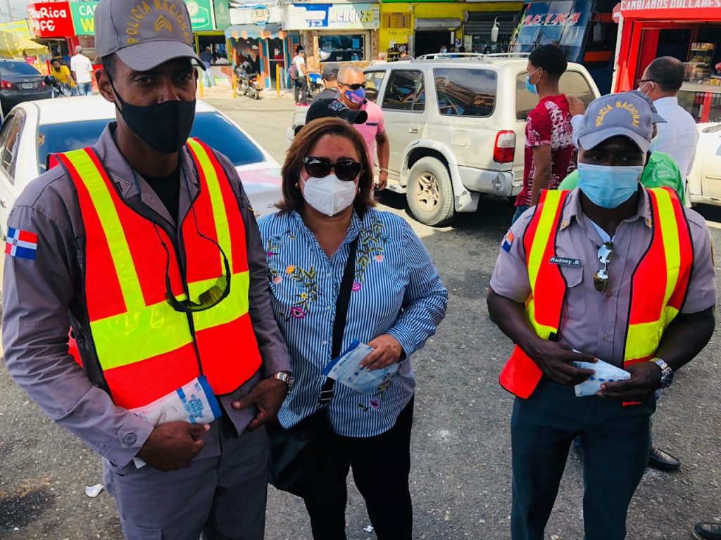 Más de 1.500 mascarillas entregadas el fin de semana en la autopista Duarte Más de 1.500 mascarillas entregadas el fin de semana en la autopista Duarte