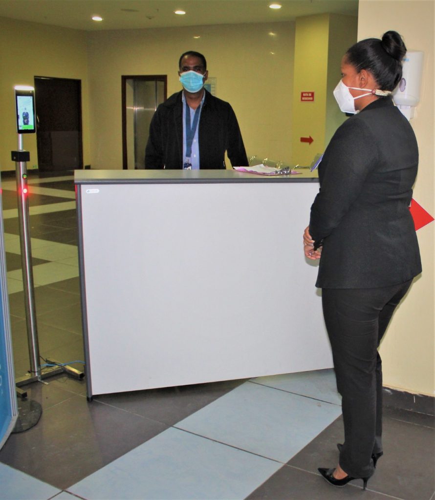 Se instaló moderno equipo de reconocimiento facial capaz de saber si se usa mascarilla en el Ney Arias