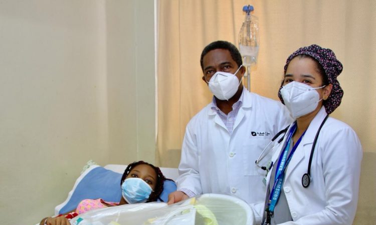 Director Hospital de la Mujer Dominicana realiza entrega de canastilla