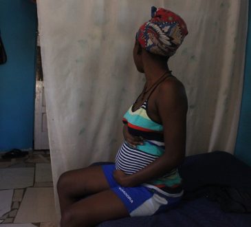 Presidente de la SDOG propuso cobrar a haitianas ilegales por servicios de maternidad para controlar índice de parturientas