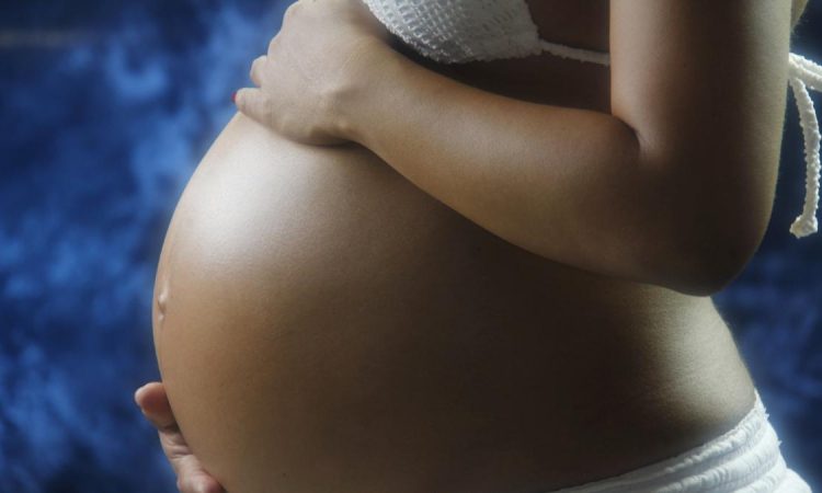Aunque tasa de mortalidad neonatal disminuyó, la pandemia ha provocado un repunte en el país