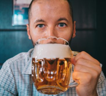 Hombres, solteros y empleados tienden a padecer trastornos por consumo de alcohol