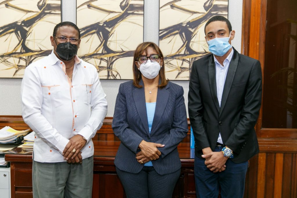 Florencia Paulino es designada como la nueva directora del Hospital Municipal de Yamasá
