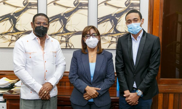 Florencia Paulino es designada como la nueva directora del Hospital Municipal de Yamasá