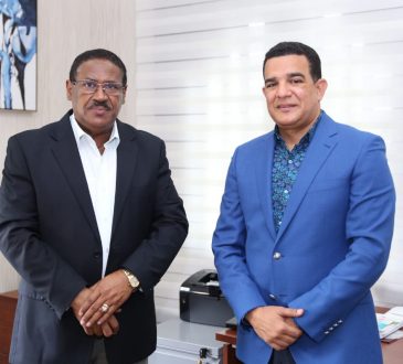 Richard Ortiz y director del SRSM planean obras sociales a favor de los más necesitados