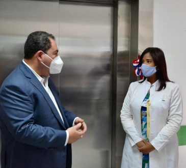 Centro de Gastroenterología Luis Eduardo Aybar y SNS inauguran ascensor tras un año sin el servicio
