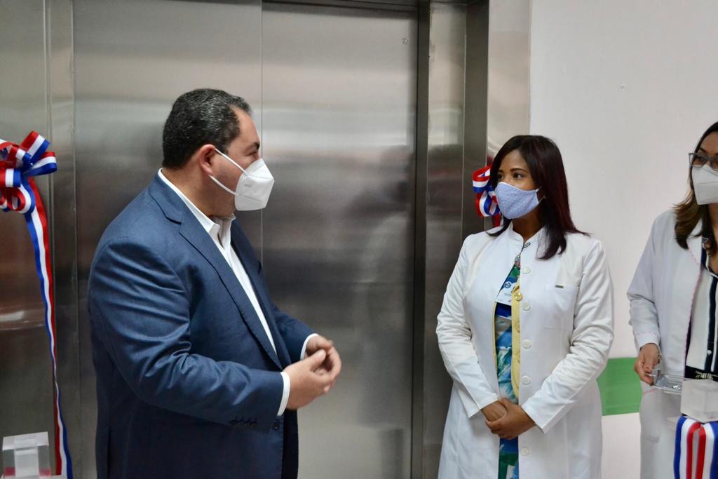 Centro de Gastroenterología Luis Eduardo Aybar y SNS inauguran ascensor tras un año sin el servicio