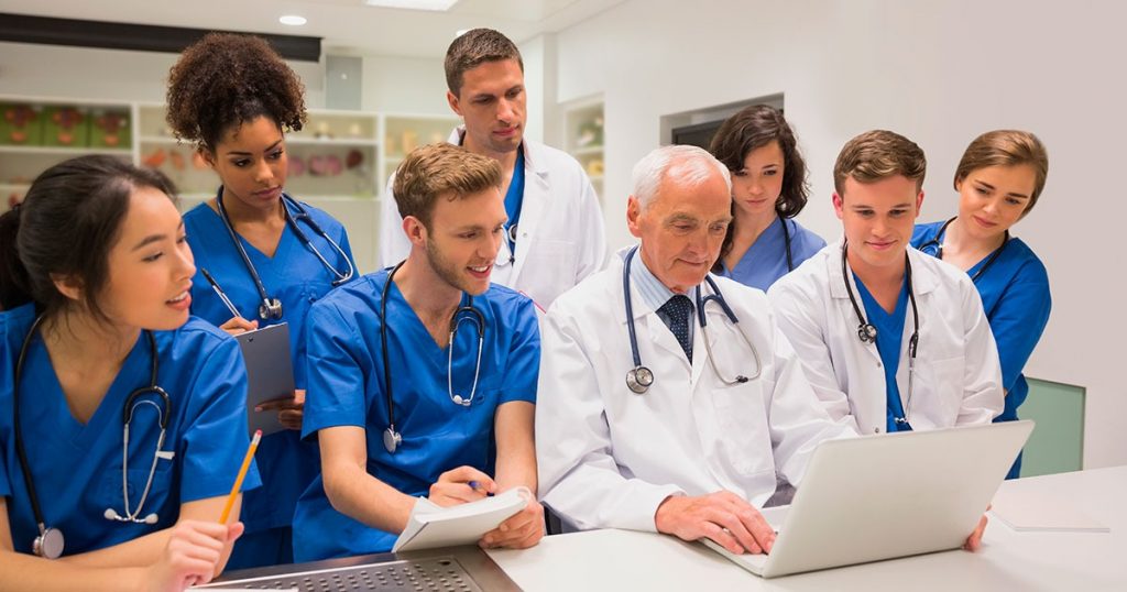 Covid-19: La reintegración del médico interno a los hospitales Covid-19: La reintegración del médico interno a los hospitales