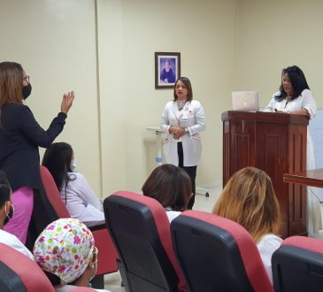 Psiquiatra Ivelisse Acosta dictó conferencia por el Día Internacional para la Eliminación de la Violencia contra la Mujer