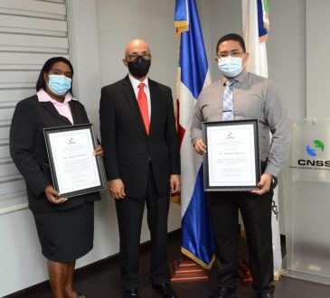 CNSS entregó reconocimientos a dos empleados por sus aportes a la institución