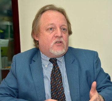 Economista propone analizar presupuesto destinado al sector salud para hacer frente al Covid-19 en el 2021