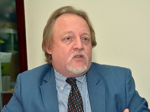 Economista propone analizar presupuesto destinado al sector salud para hacer frente al Covid-19 en el 2021