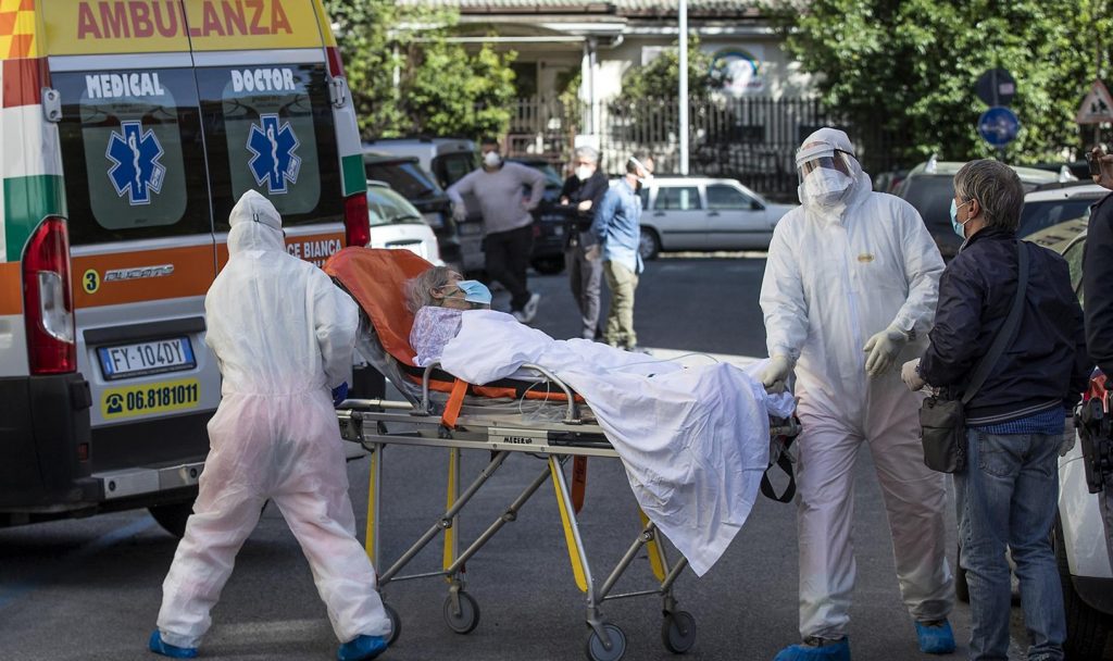 “En un mes llegaríamos a 10.000 muertos más”, declaró médico en Italia sobre nuevo colapso por Covid-19