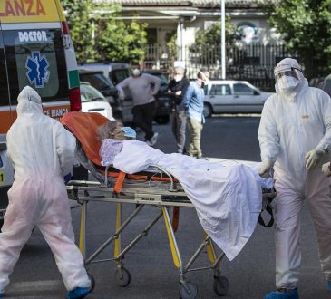 “En un mes llegaríamos a 10.000 muertos más”, declaró médico en Italia sobre nuevo colapso por Covid-19