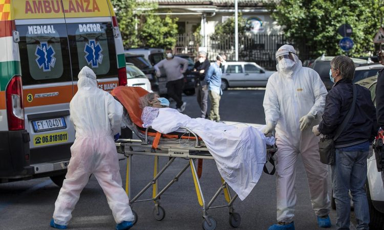“En un mes llegaríamos a 10.000 muertos más”, declaró médico en Italia sobre nuevo colapso por Covid-19