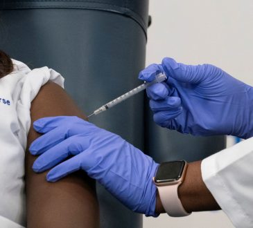 Hospital Jewish Medical Center vacuna a la primera enfermera en Nueva York